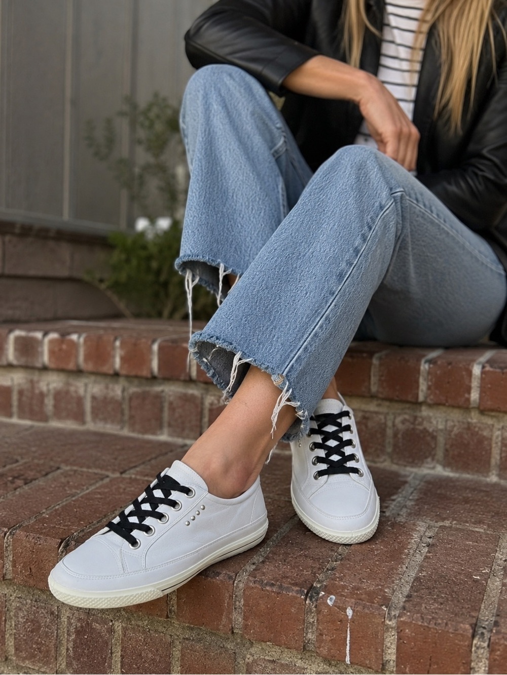 Leather ECCO White Leather Sneakers with Black Laces – Size 38 (7,5US)